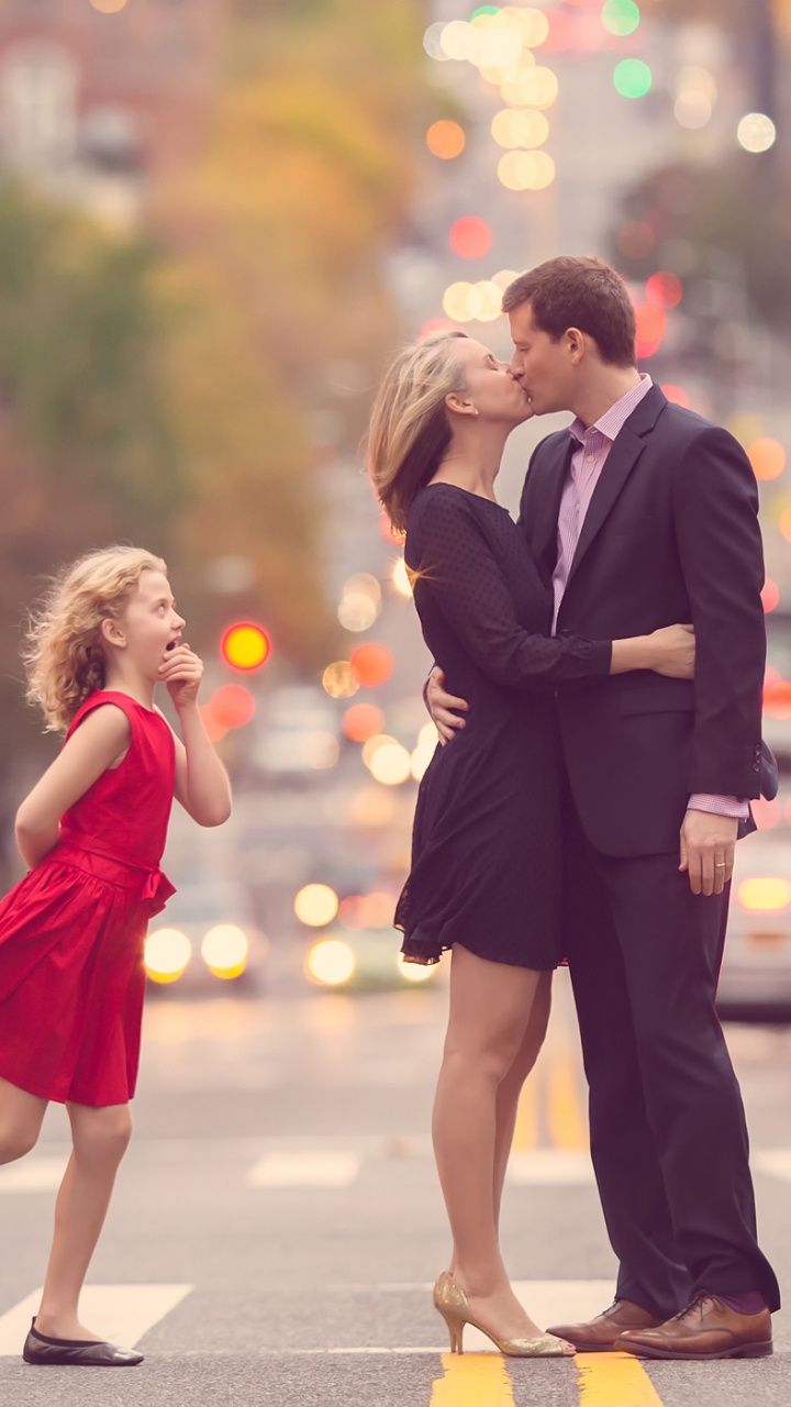 Обои счастье, семья, люди, желтый, снимок в разрешении 720x1280