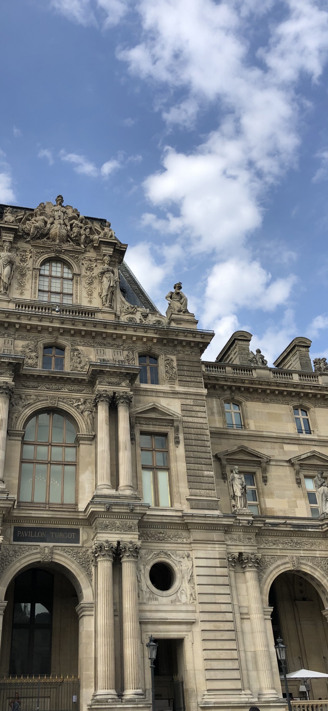 Обои жалюзи, облако, архитектура, фасад, арка в разрешении 1125x2436