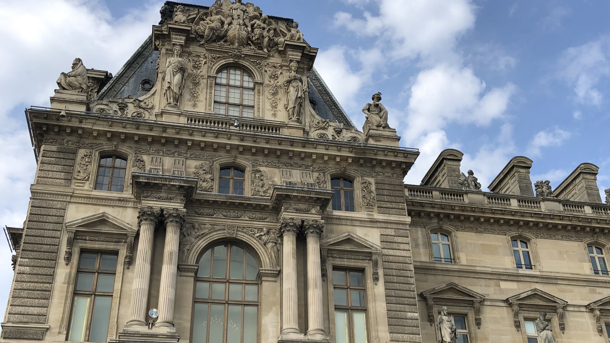 Обои жалюзи, облако, архитектура, фасад, арка в разрешении 2560x1440