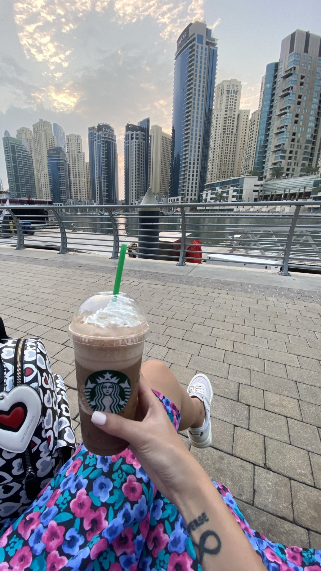 Обои Дубай, старбакс, отпуск, башня, городской пейзаж в разрешении 1080x1920