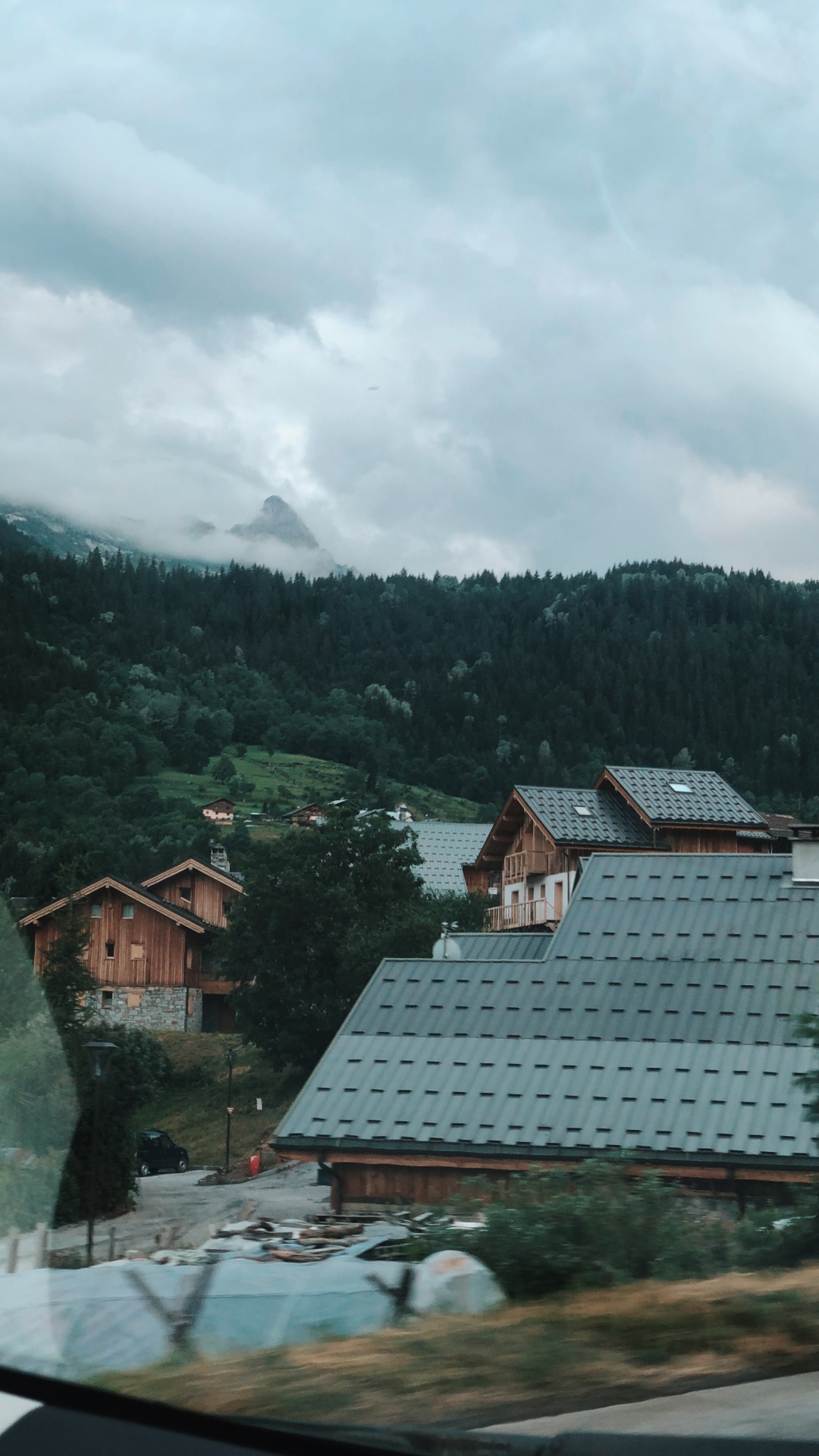 Обои горный рельеф, облако, соседство, нагорье, Хаус в разрешении 1080x1920