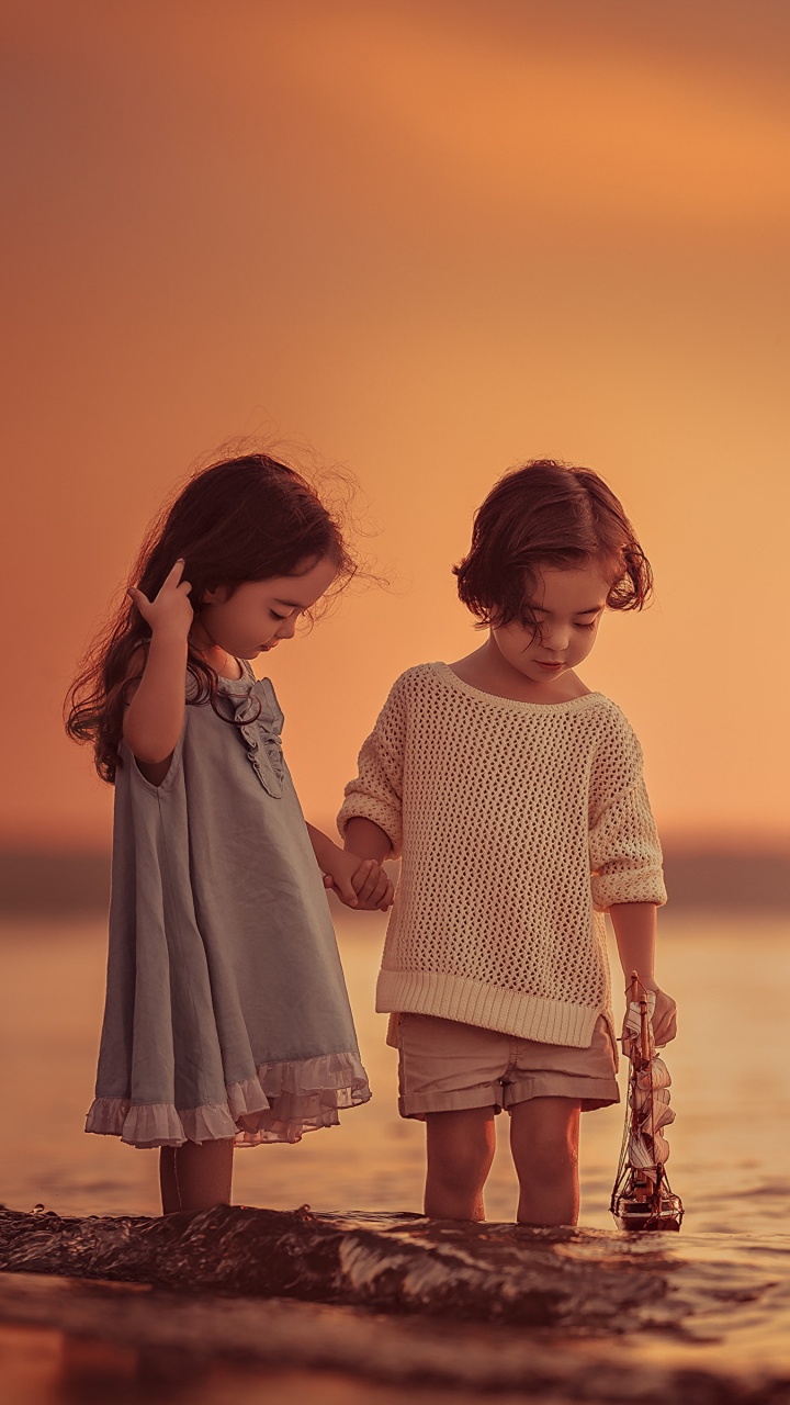 Обои привлекательность, море, стояние, ребенок, забава в разрешении 720x1280