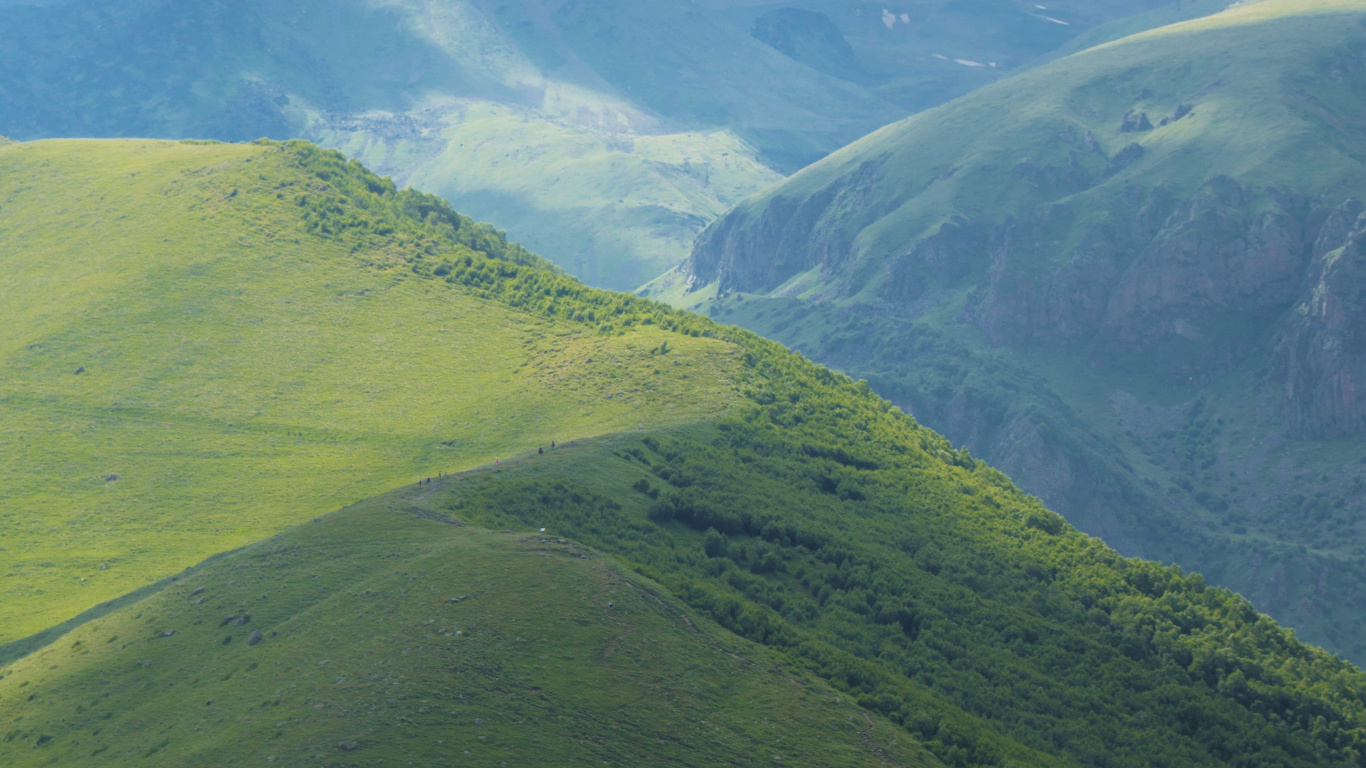 Обои нагорье, сенокосное угодье, пейзажи гор, облако, гора в разрешении 1366x768