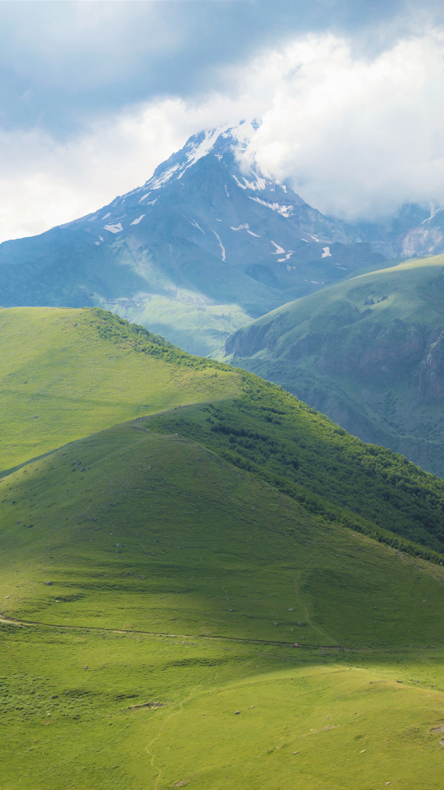 Обои нагорье, сенокосное угодье, пейзажи гор, облако, гора в разрешении 1440x2560