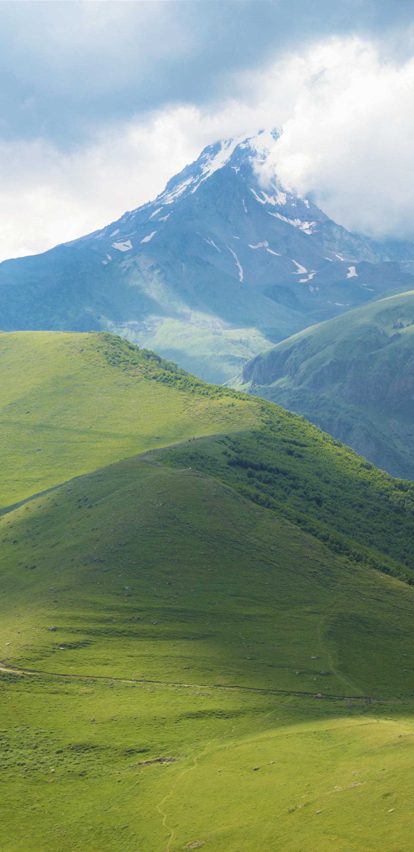 Обои нагорье, сенокосное угодье, пейзажи гор, облако, гора в разрешении 1440x2960