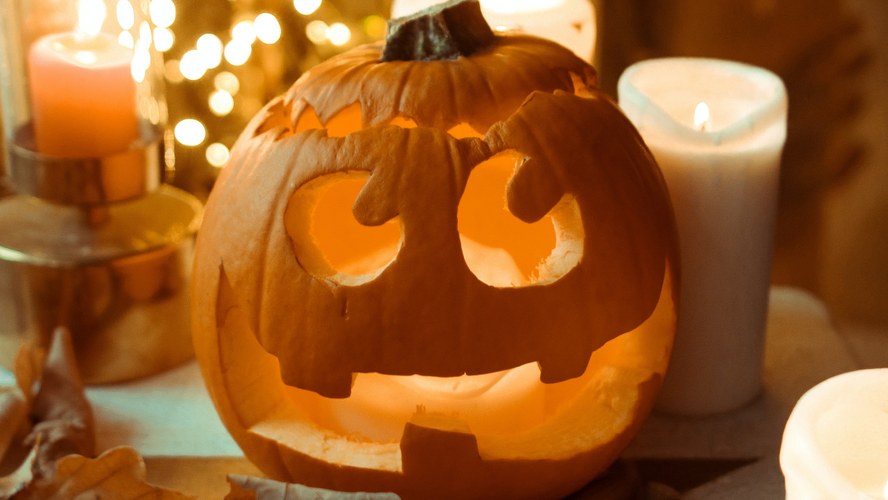 Обои костюм на Хэллоуин, костюм, тыква, вечеринка, Янтарь в разрешении 1280x720