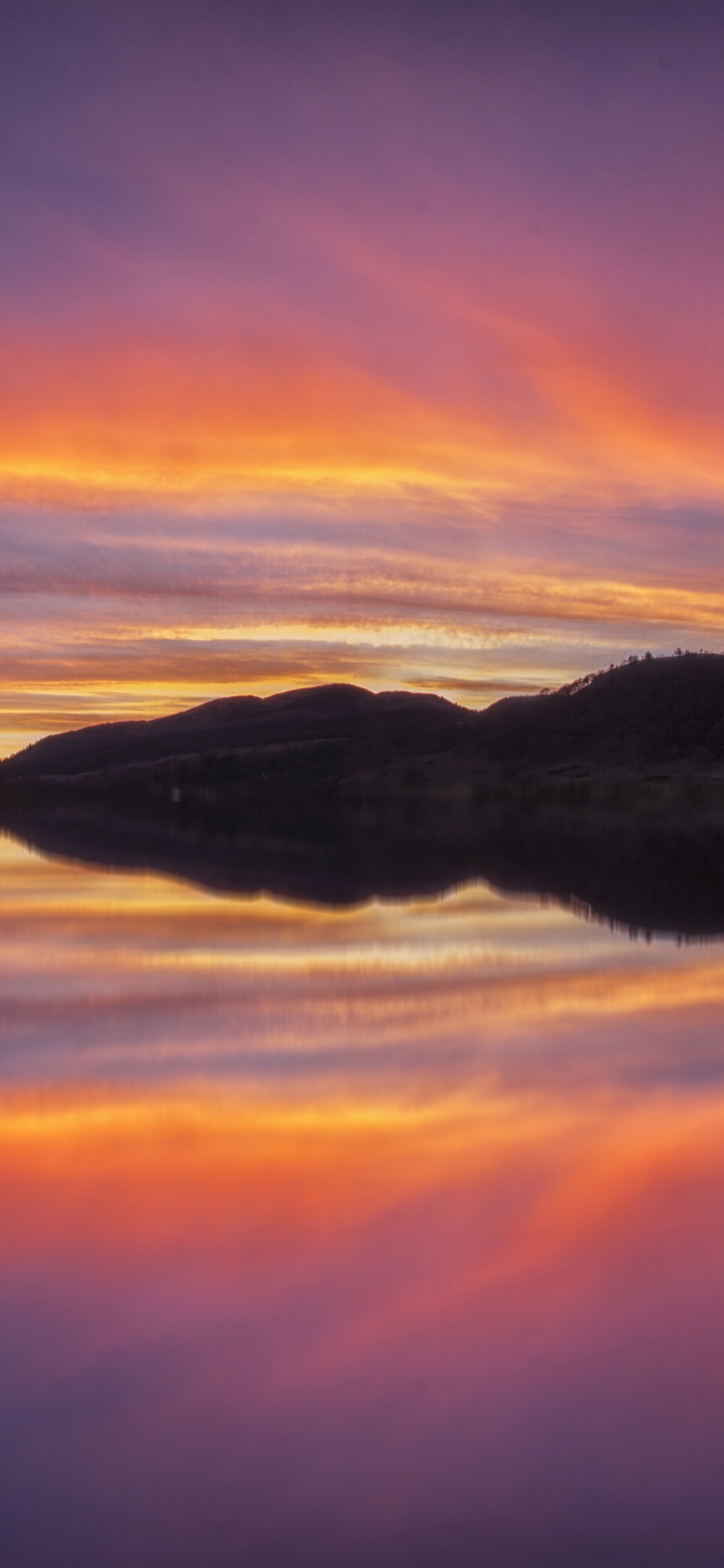 Обои послесвечение, горизонт, отражение, восход солнца, спокойствие в разрешении 1125x2436