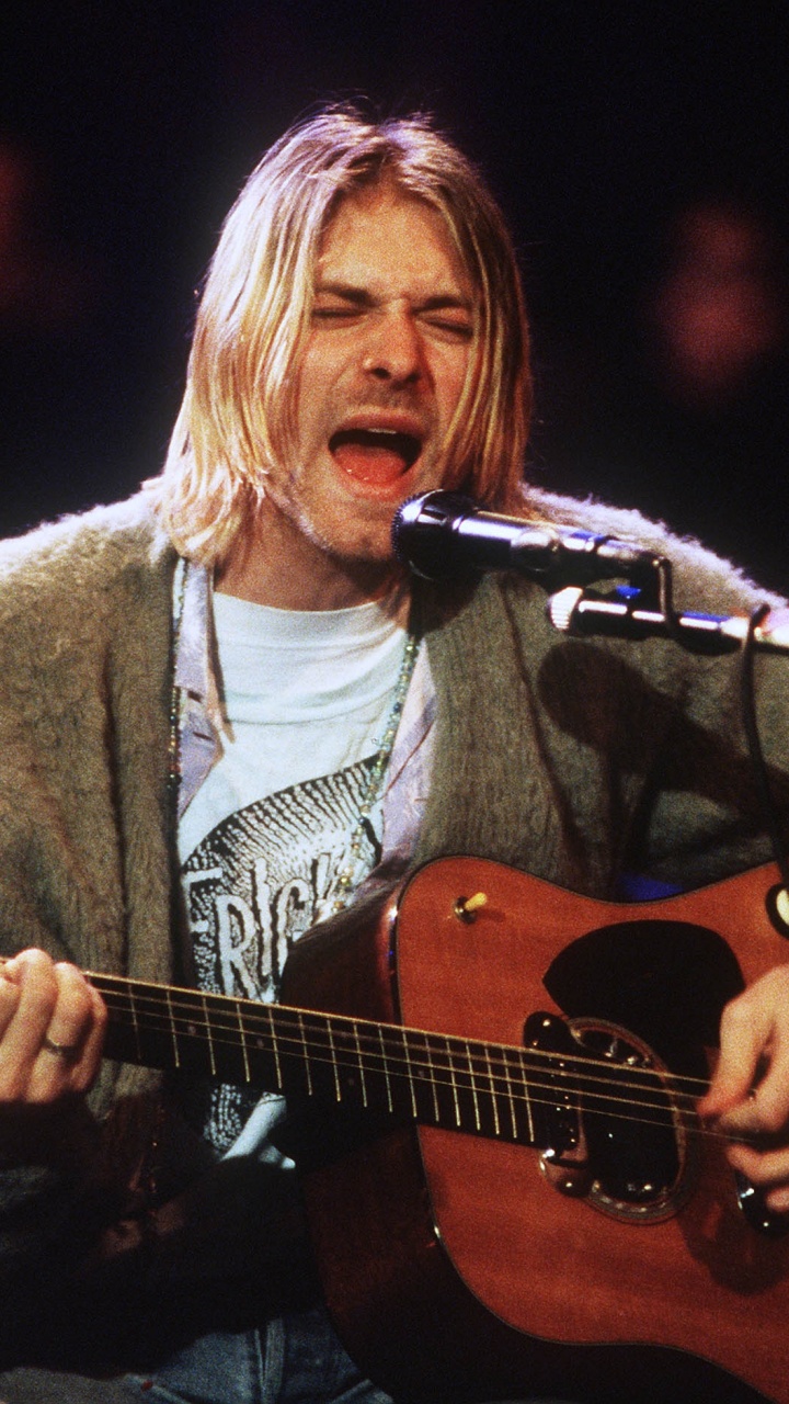 Музыкант струнник. Курт Кобейн анплаггед. Нирвана на гитаре. Nirvana на гитаре. Nirvana на гитаре something in the.