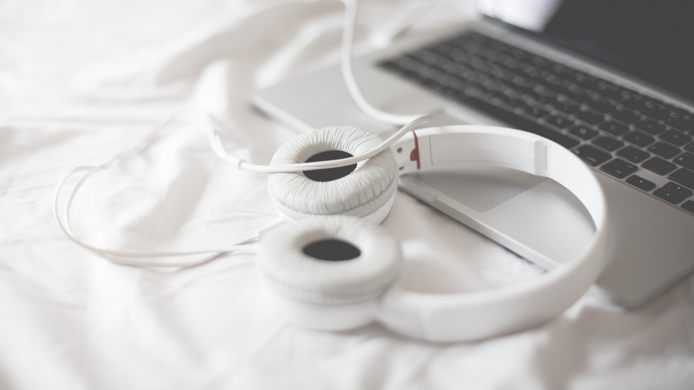 Обои наушники, apple, macbook, технологии, технология в разрешении 1366x768