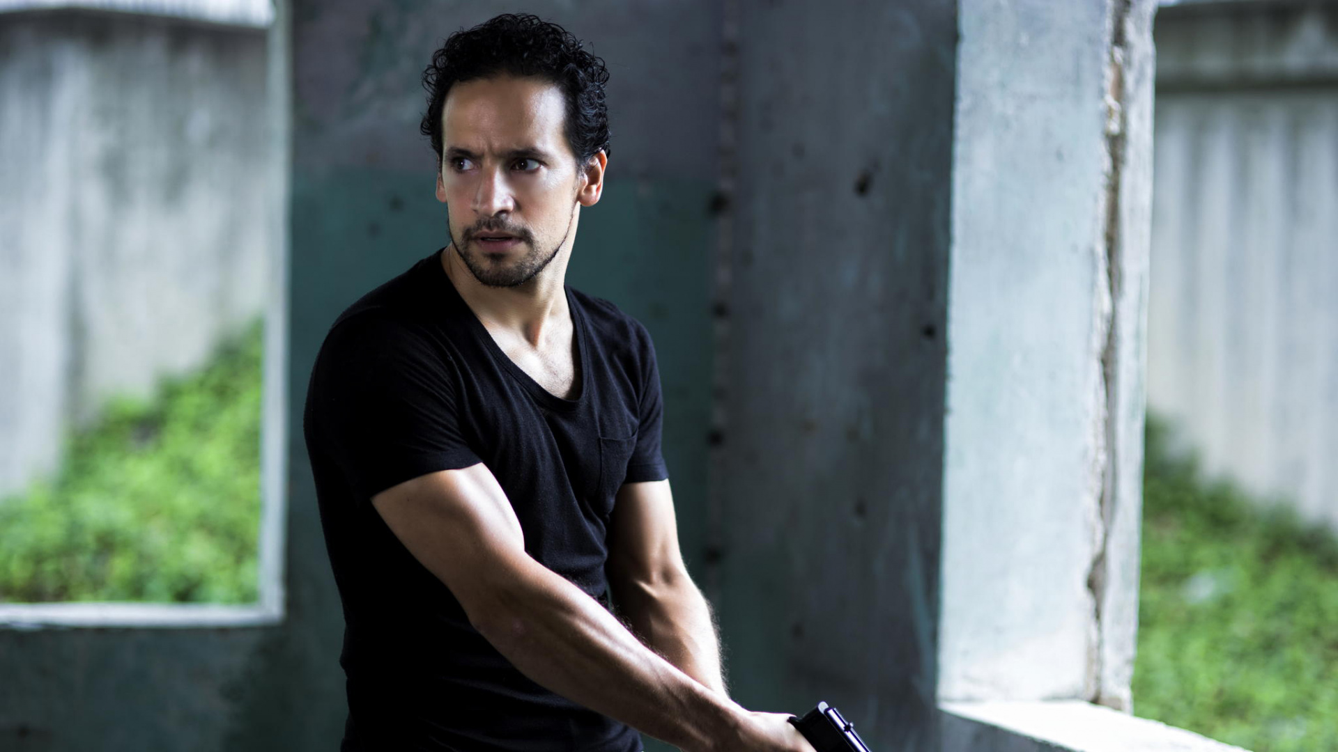 Обои Стивен Дэсз, актер, пистолет, орудие, пушка в разрешении 1920x1080