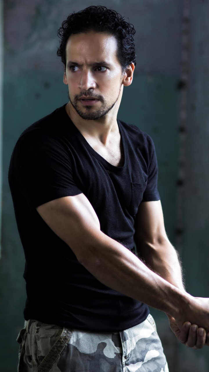 Обои Стивен Дэсз, актер, пистолет, орудие, пушка в разрешении 720x1280