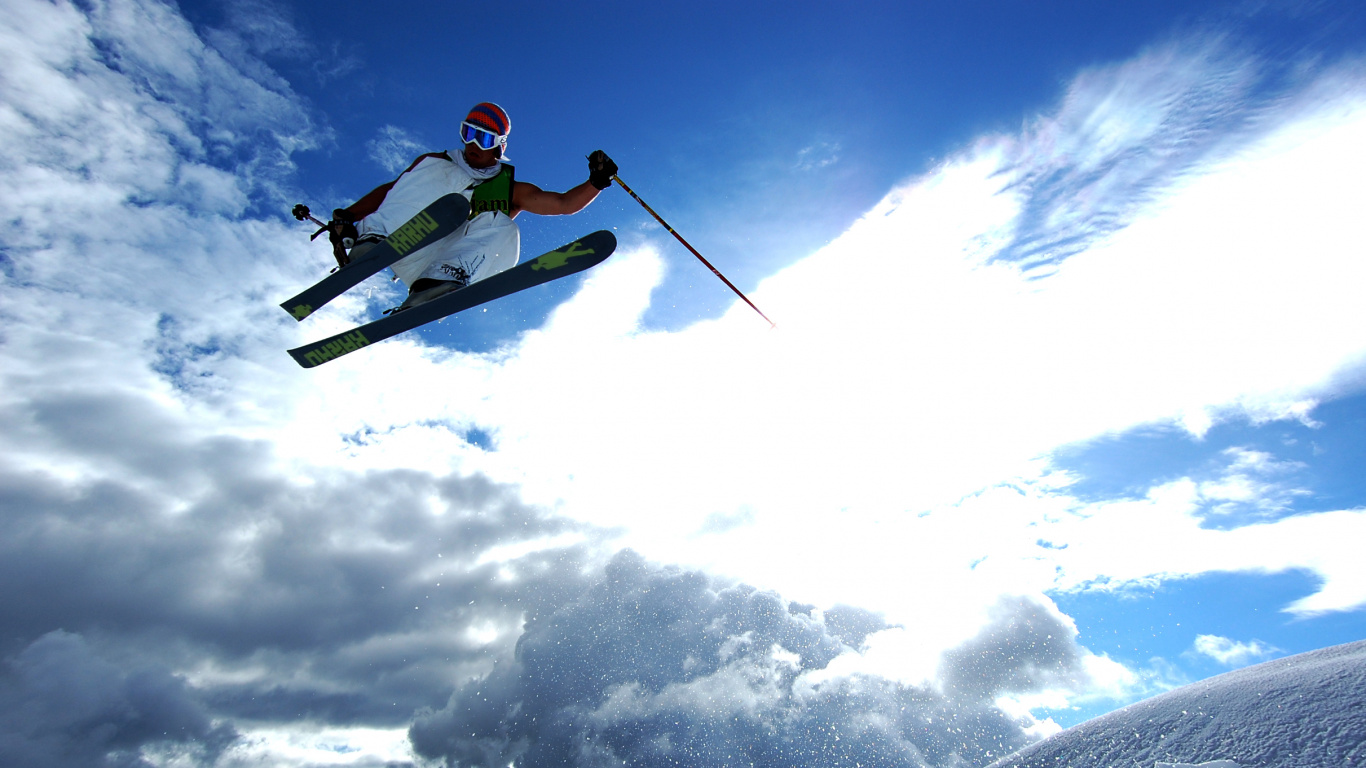 Обои лыжи, снег, облако, экстремальный вид спорта, лыжа в разрешении 1366x768