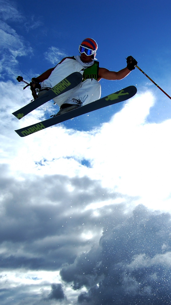 Обои лыжи, снег, облако, экстремальный вид спорта, лыжа в разрешении 720x1280