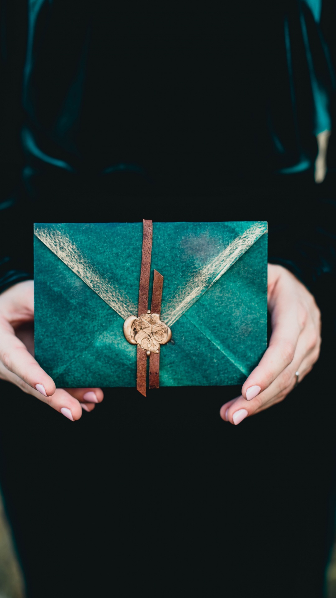 Обои рука, электрик, зеленый, бирюза, кожа в разрешении 1080x1920