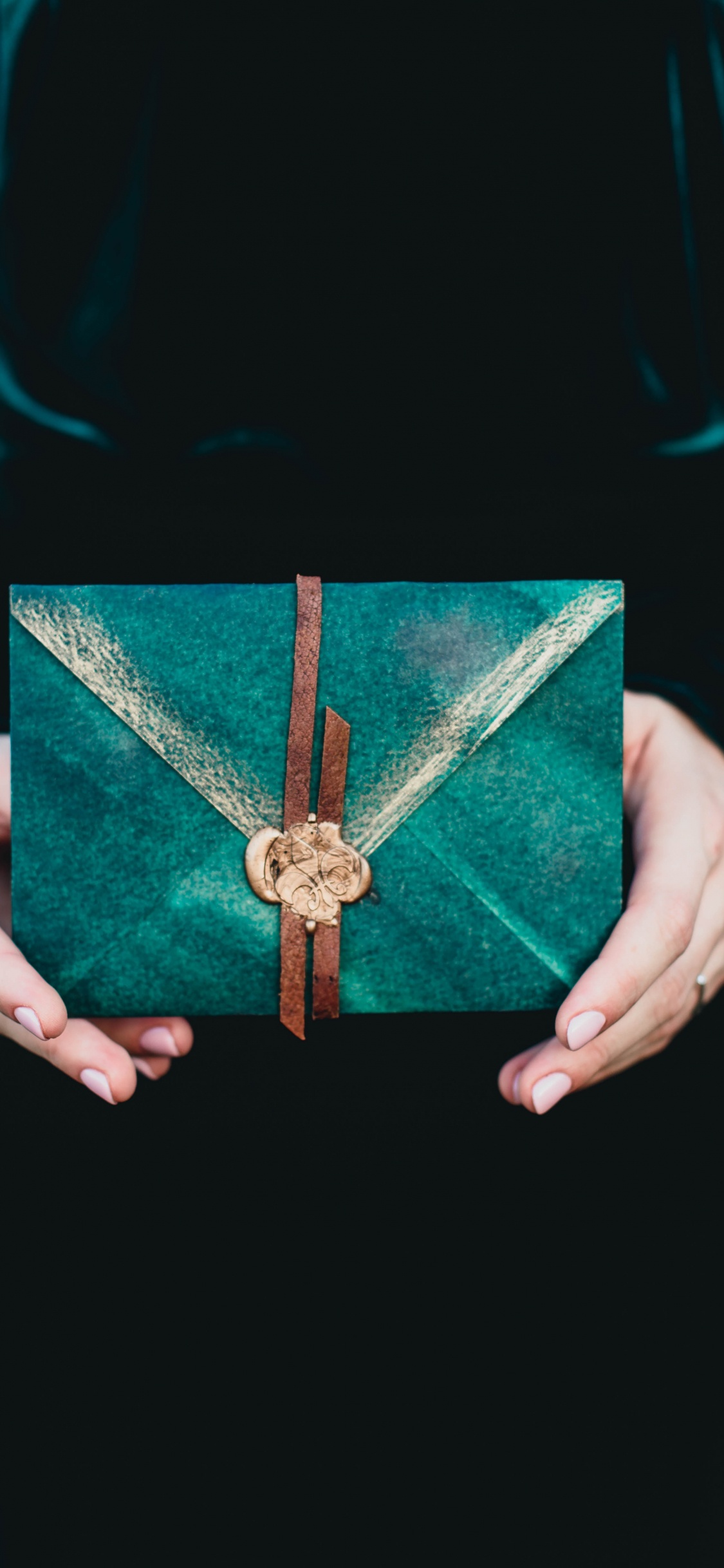 Обои рука, электрик, зеленый, бирюза, кожа в разрешении 1125x2436