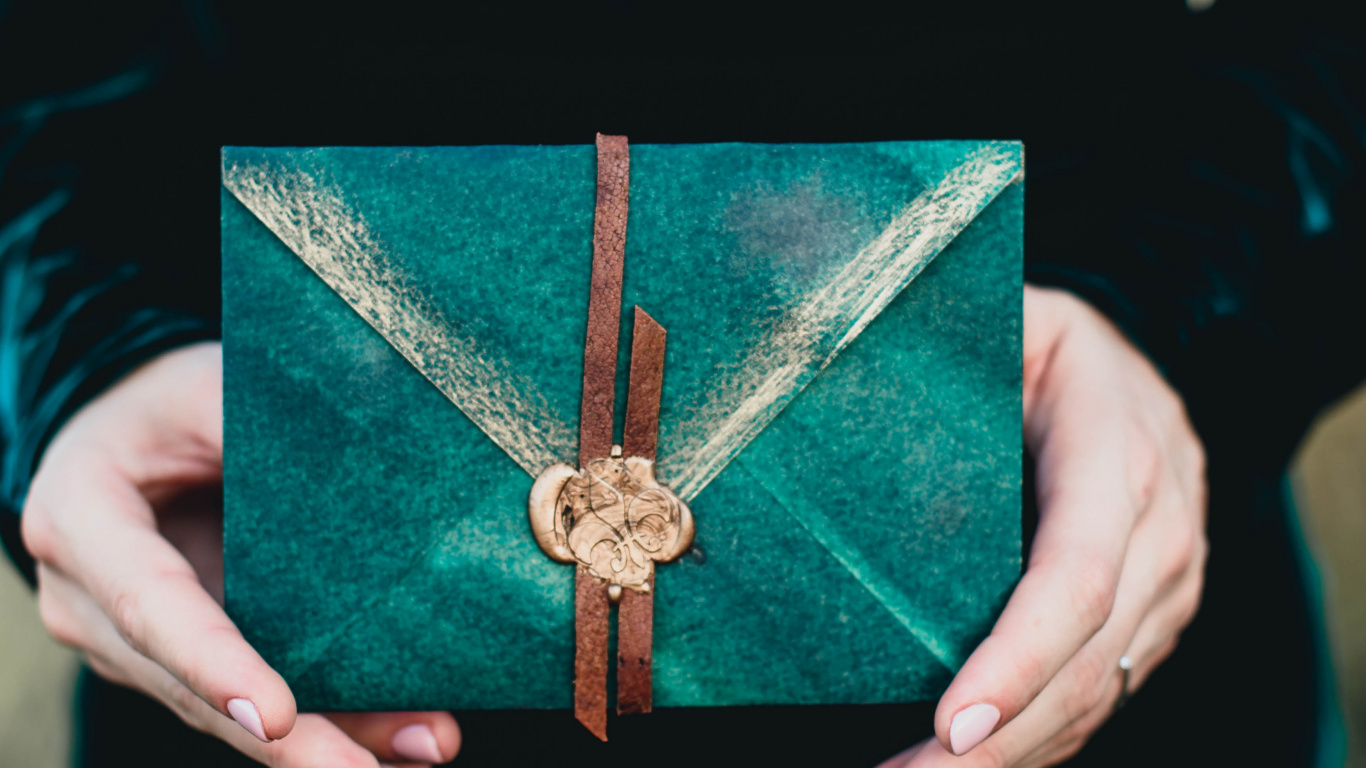 Обои рука, электрик, зеленый, бирюза, кожа в разрешении 1366x768