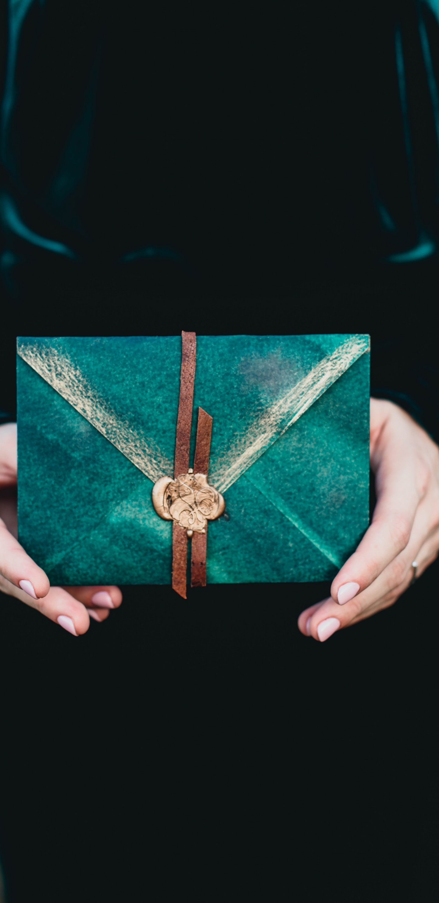 Обои рука, электрик, зеленый, бирюза, кожа в разрешении 1440x2960