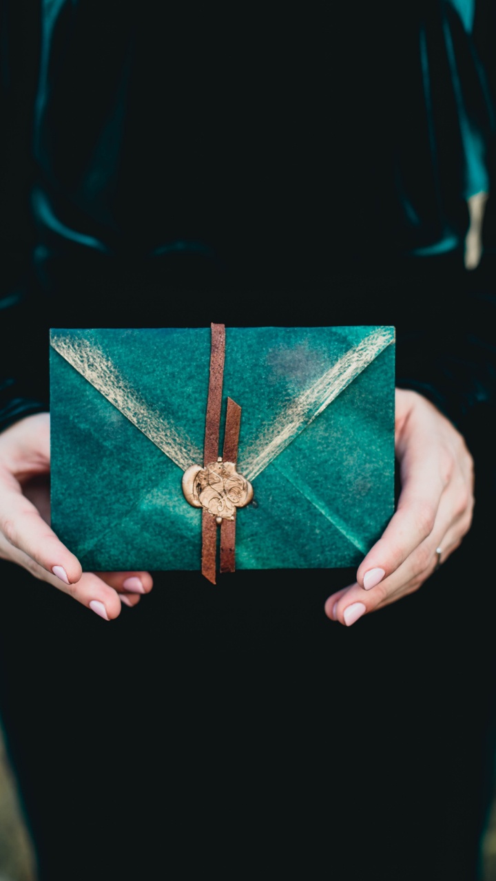 Обои рука, электрик, зеленый, бирюза, кожа в разрешении 720x1280