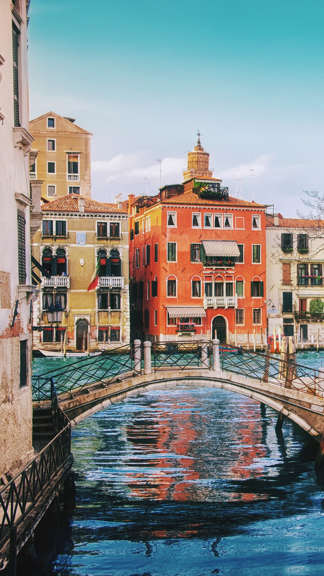 Обои канал, водный путь, городок, город, постер в разрешении 1080x1920