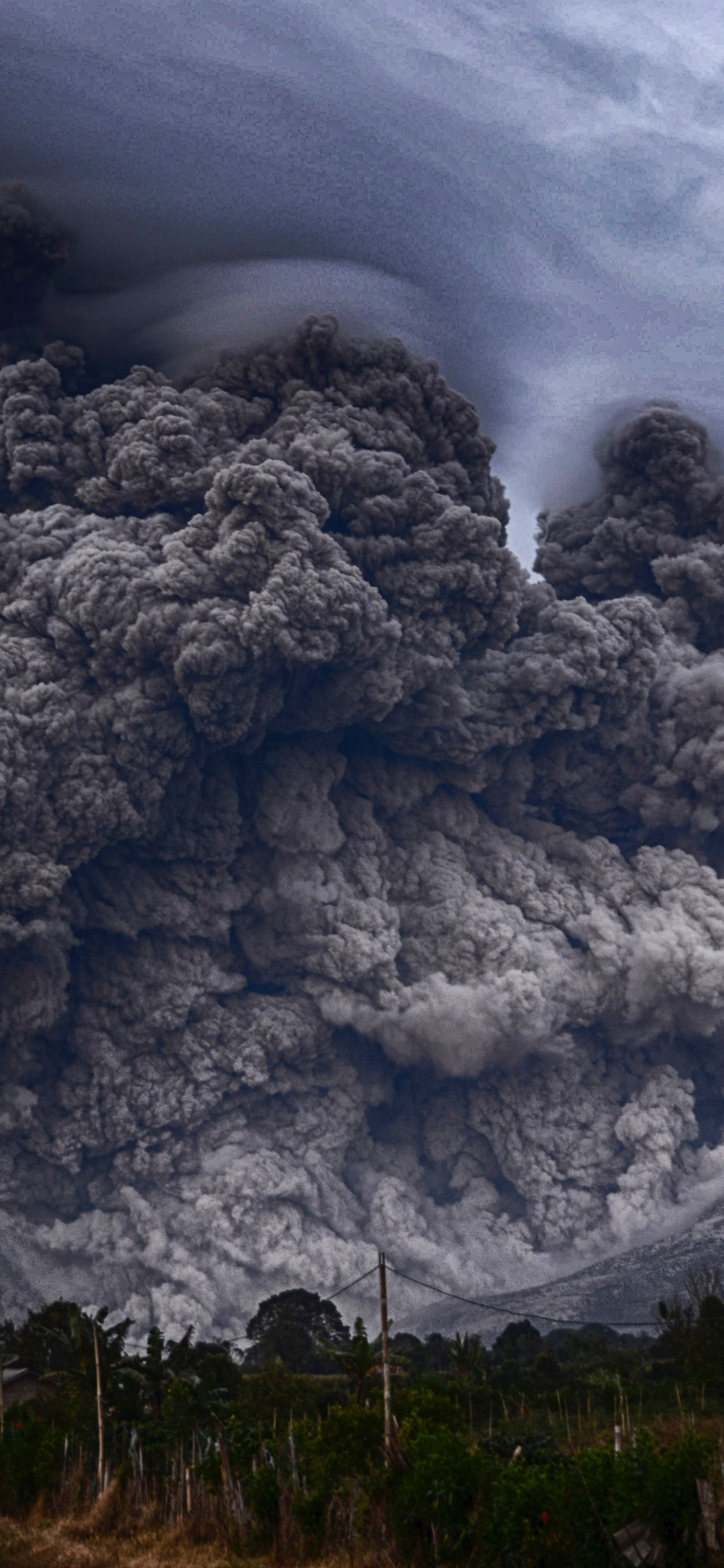 Обои небо, атмосфера, щитовой вулкан, стихийное бедствие, кучевое облако в разрешении 1125x2436