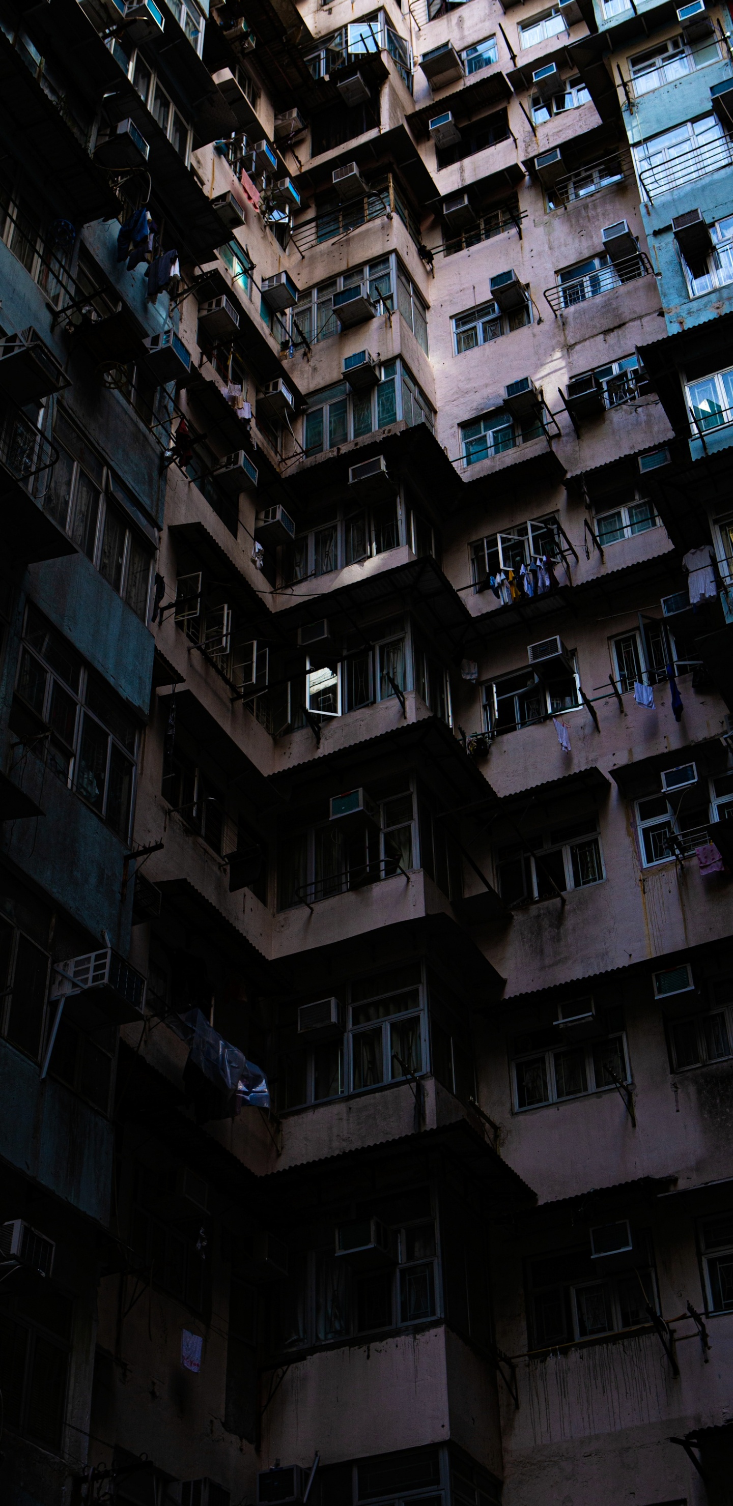 Обои городской район, высотное здание, архитектура, здание, черный и белый в разрешении 1440x2960