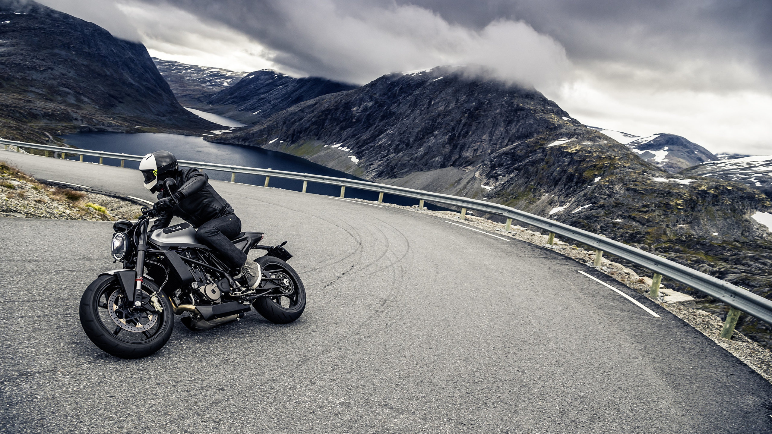 Обои vitpilen 701, мотоцикл, мотоциклетный шлем, мотоциклы Husqvarna, горный рельеф в разрешении 2560x1440