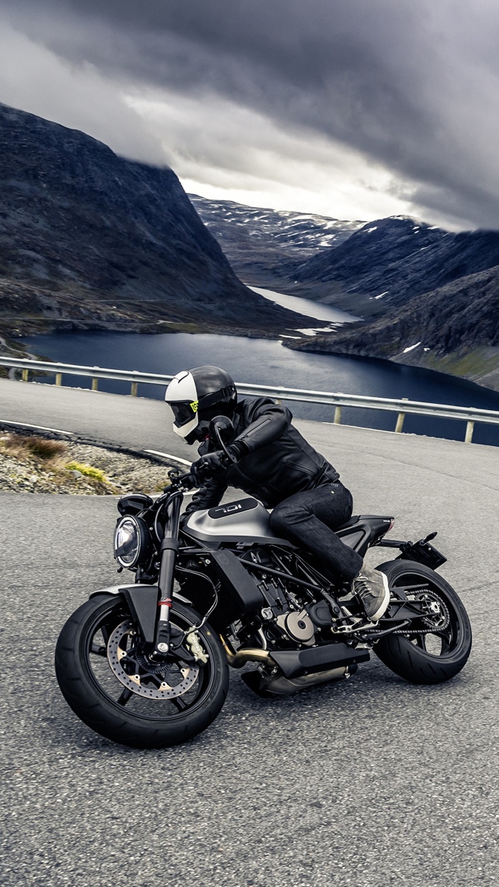 Обои vitpilen 701, мотоцикл, мотоциклетный шлем, мотоциклы Husqvarna, горный рельеф в разрешении 720x1280