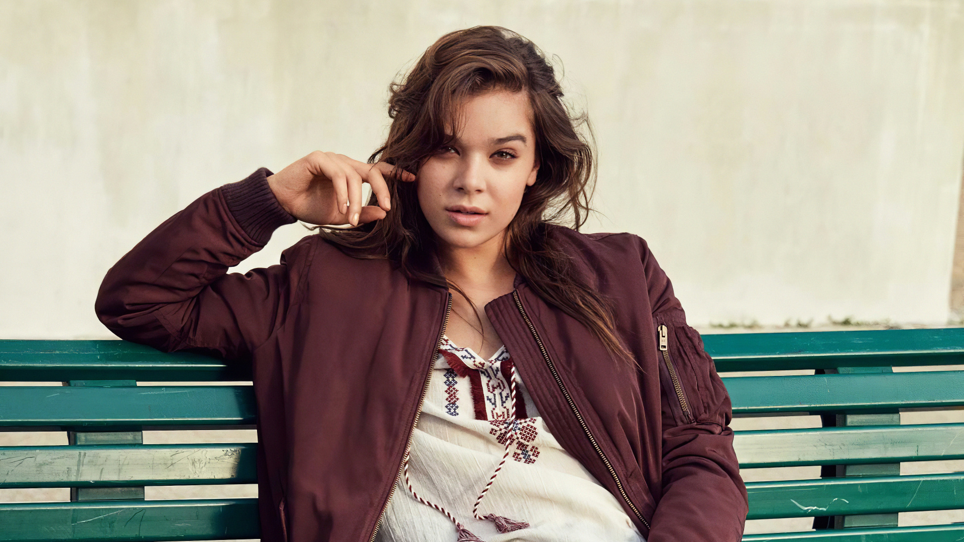Обои hailee штайнфельд, губа, подбородок, рука, фэшн в разрешении 1920x1080