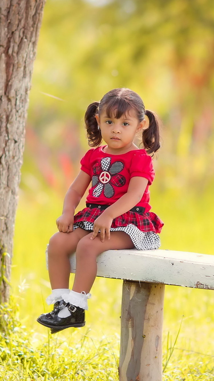 Обои красный цвет, желтый, ребенок, дерево, древесные растения в разрешении 750x1334