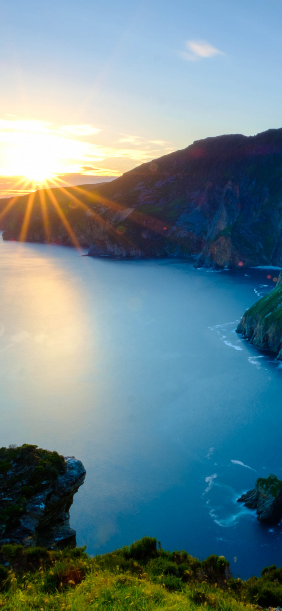 Обои пейзаж, побережье, море, плащ, кратерное озеро в разрешении 1125x2436