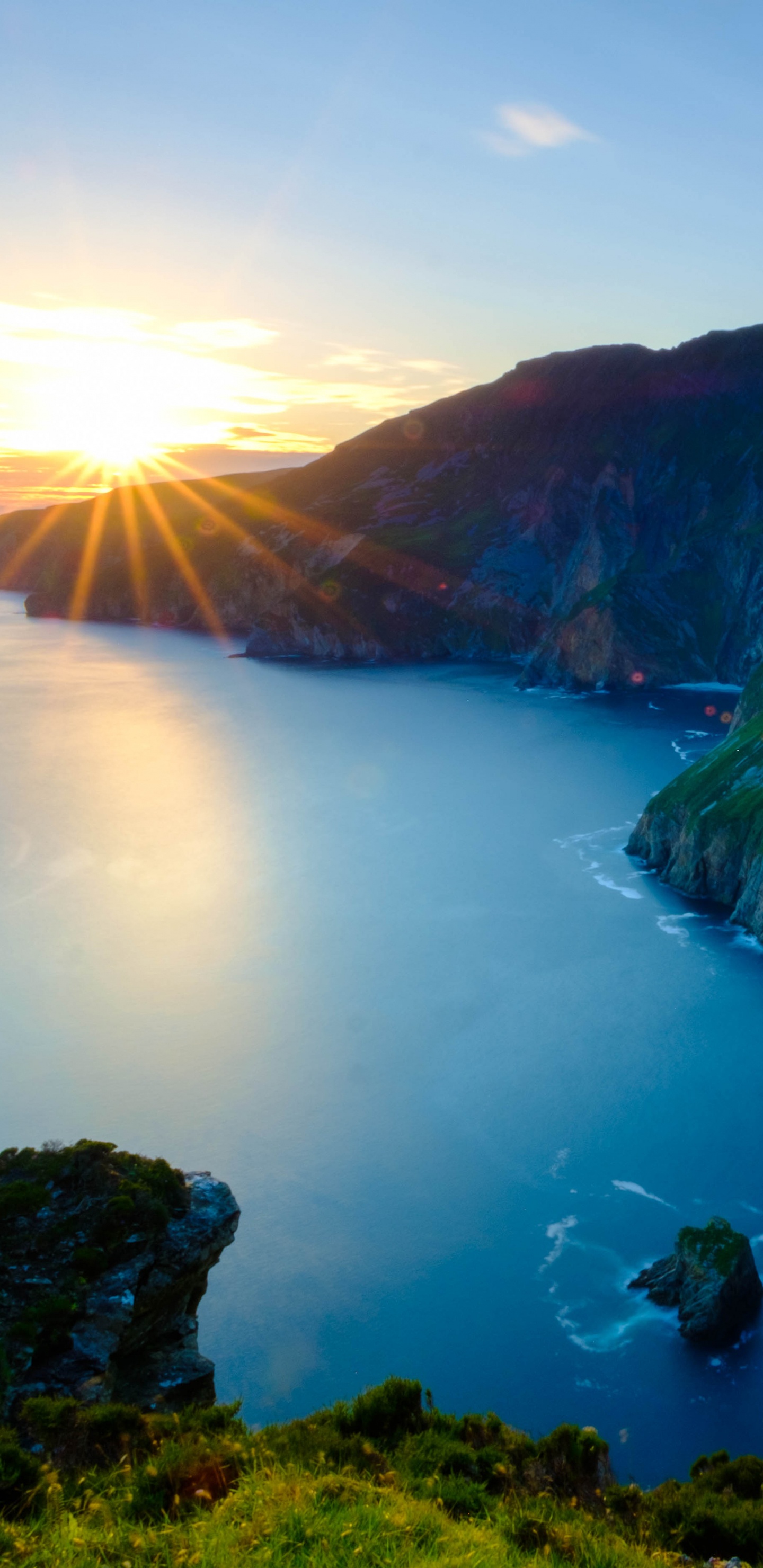 Обои пейзаж, побережье, море, плащ, кратерное озеро в разрешении 1440x2960