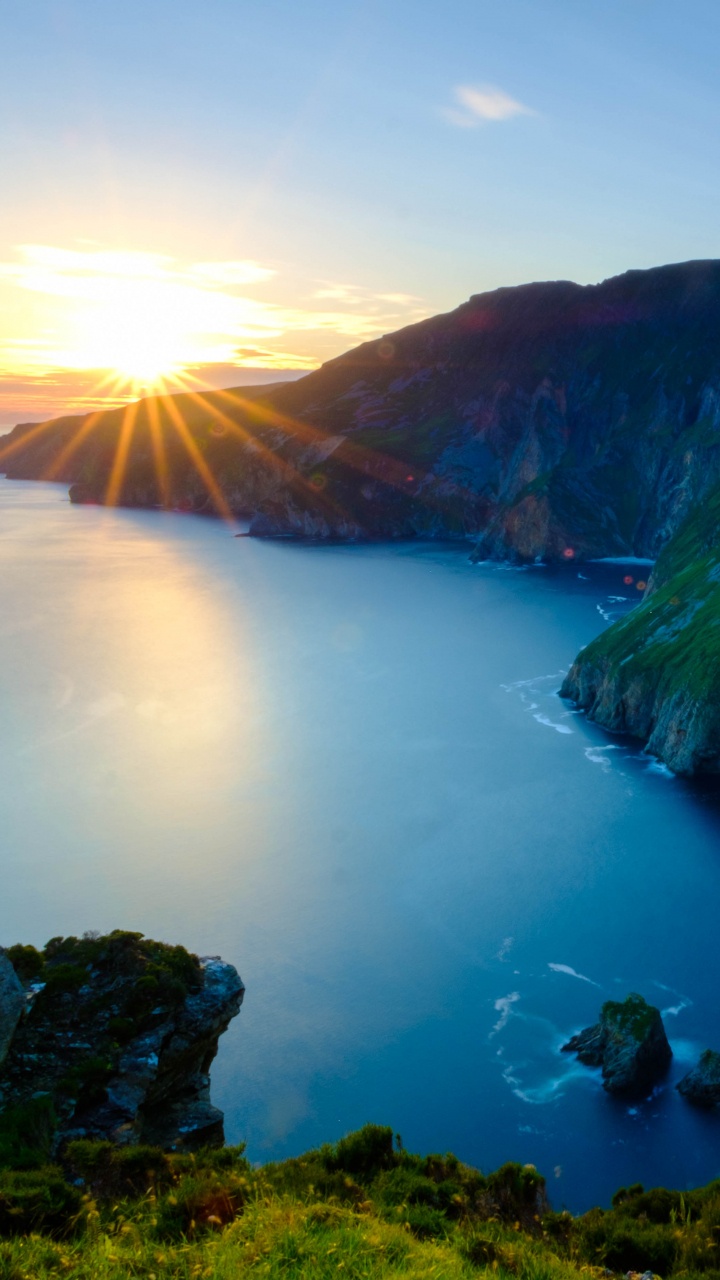 Обои пейзаж, побережье, море, плащ, кратерное озеро в разрешении 720x1280