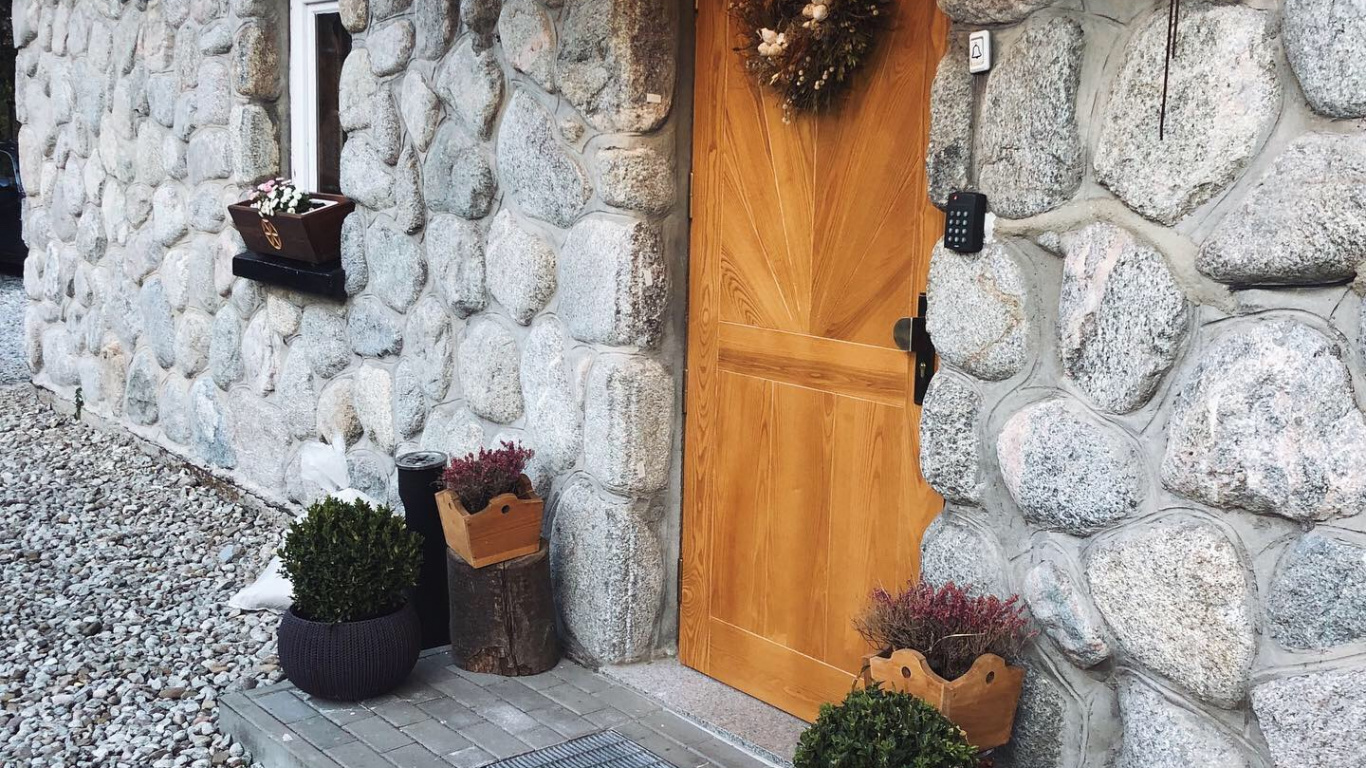 Обои стена, цветочный горшок, дверь, пол, потолок в разрешении 1366x768