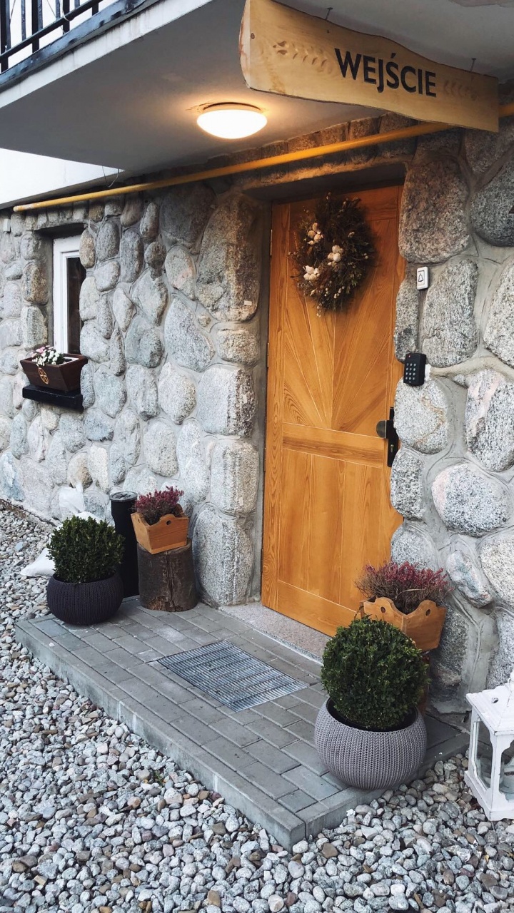 Обои стена, цветочный горшок, дверь, пол, потолок в разрешении 720x1280