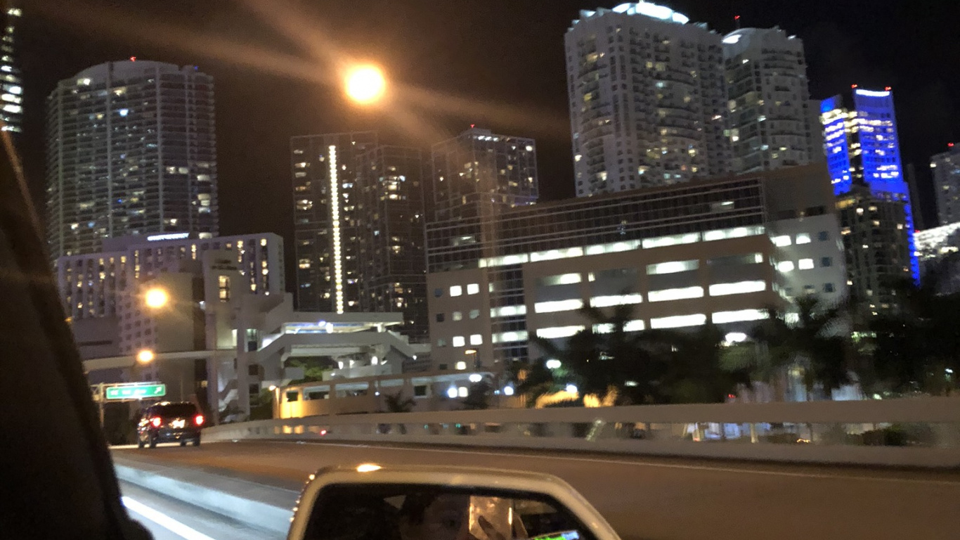 Обои Король, автомобиль среднего размера, автомобильное зеркало, дорога, ночь в разрешении 1366x768