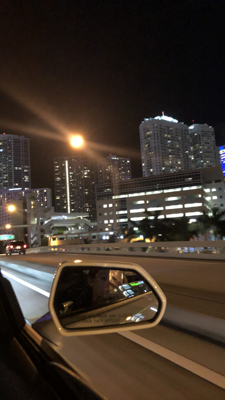 Обои Король, автомобиль среднего размера, автомобильное зеркало, дорога, ночь в разрешении 750x1334