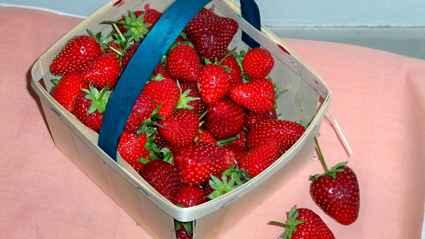 Обои клубника, ягоды, фрукты, пища, природные продукты в разрешении 1366x768