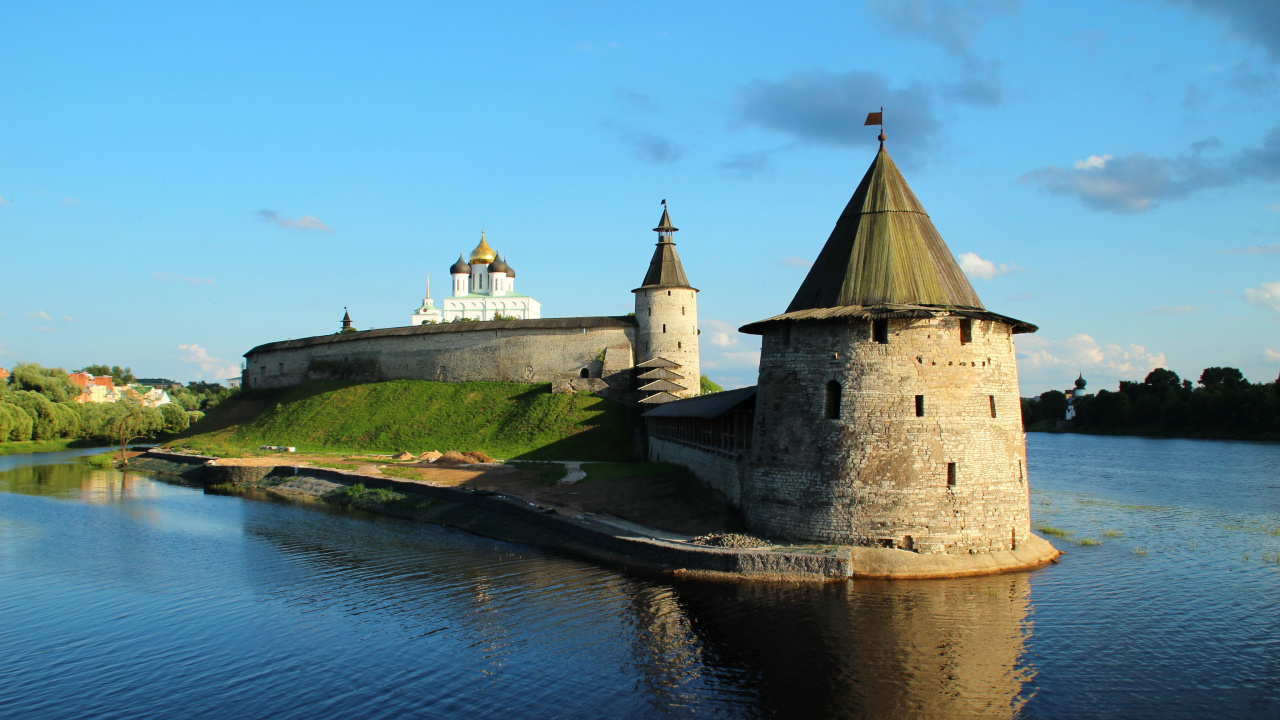 Обои Псковский кремль, водный замок, вода, водный путь, отражение в разрешении 1280x720