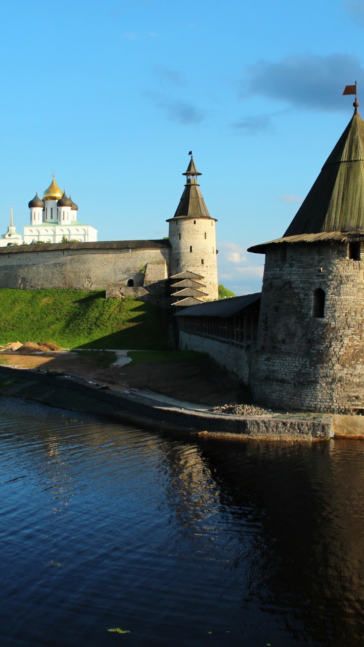 Обои Псковский кремль, водный замок, вода, водный путь, отражение в разрешении 720x1280