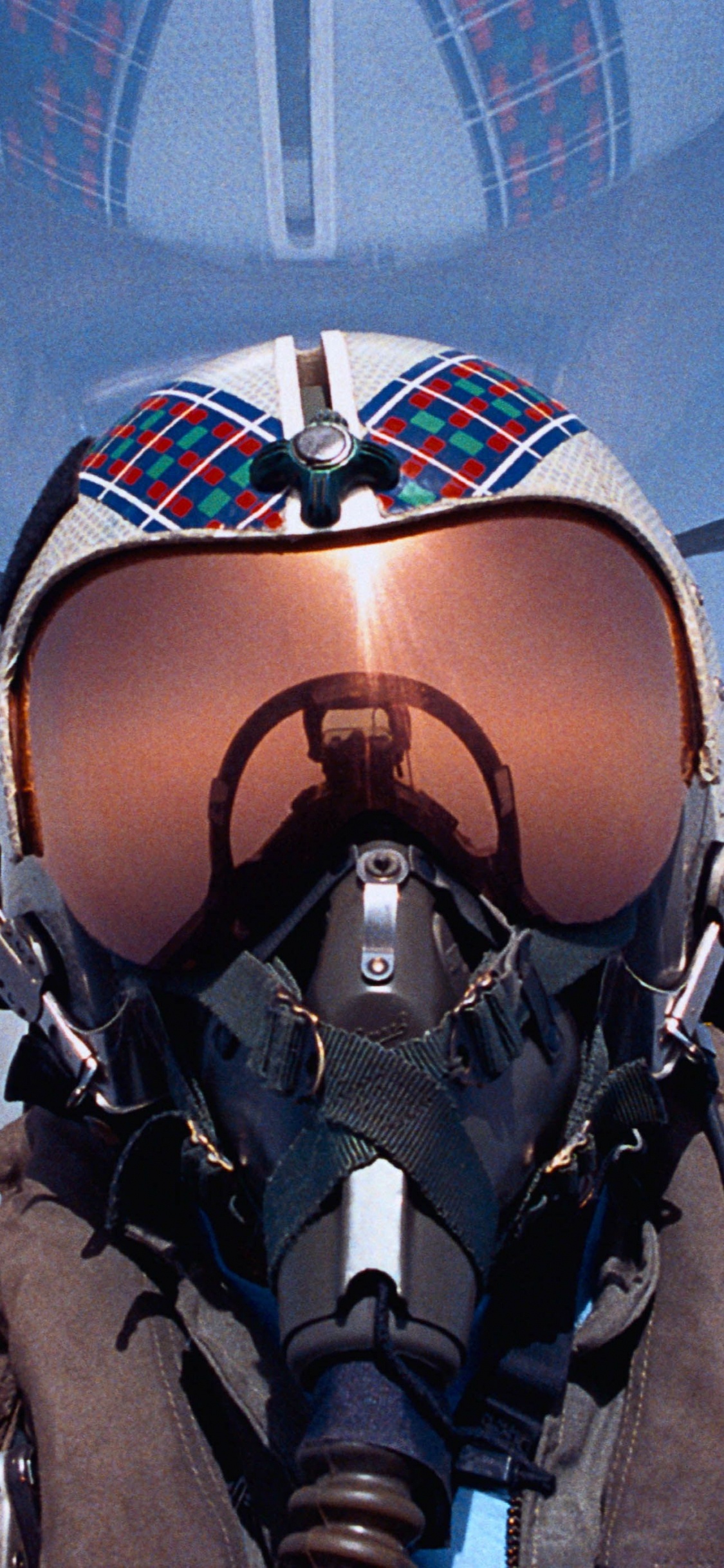 Обои самолеты, военный самолет, летчик-истребитель, реактивный самолет, кубрик в разрешении 1125x2436