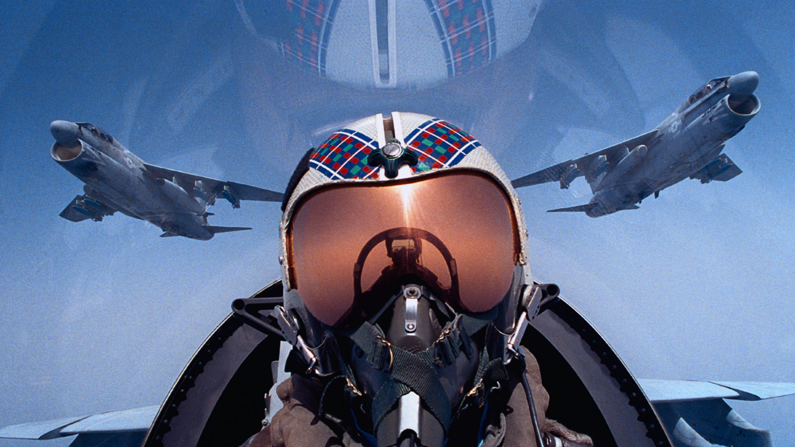 Обои самолеты, военный самолет, летчик-истребитель, реактивный самолет, кубрик в разрешении 2560x1440