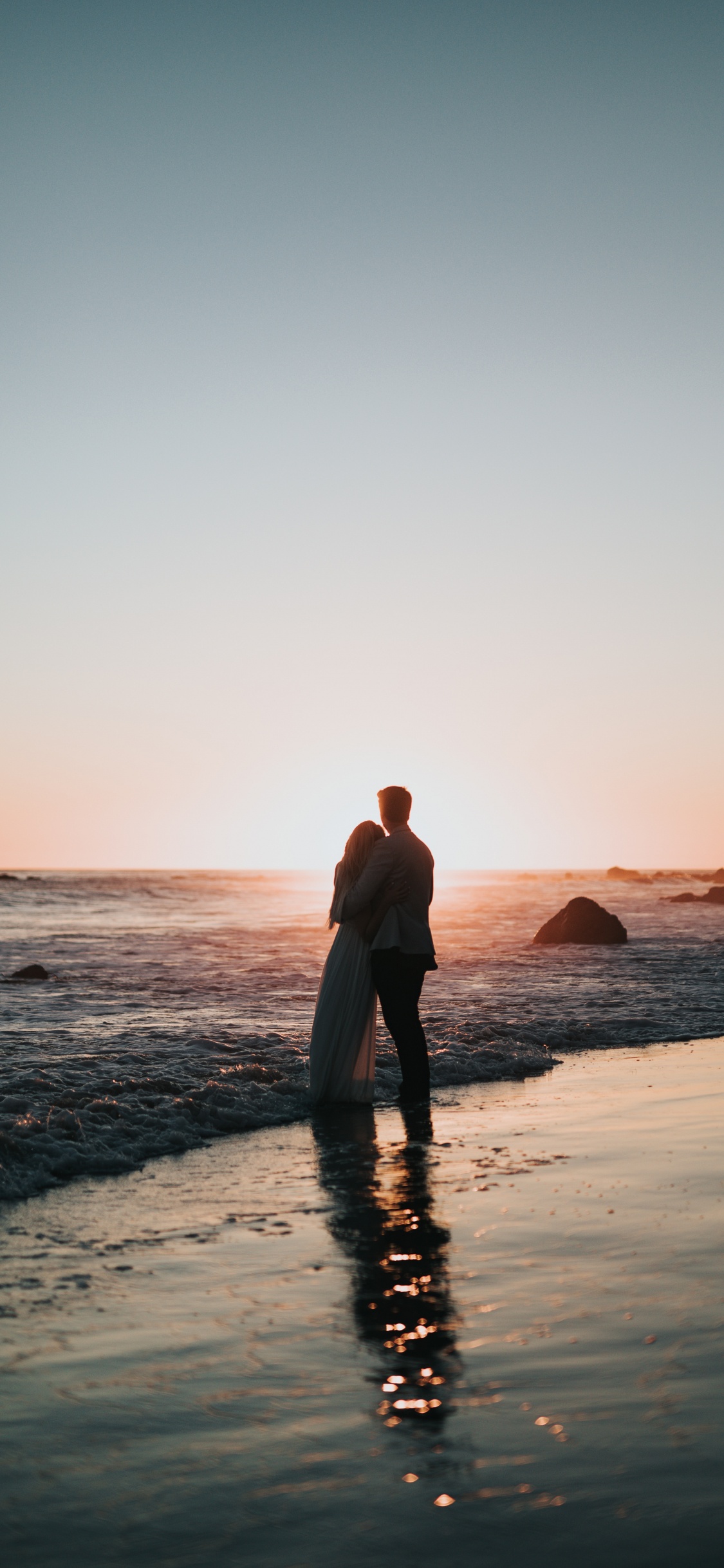 Обои пляж, пара, Люди в природе, море, горизонт в разрешении 1125x2436