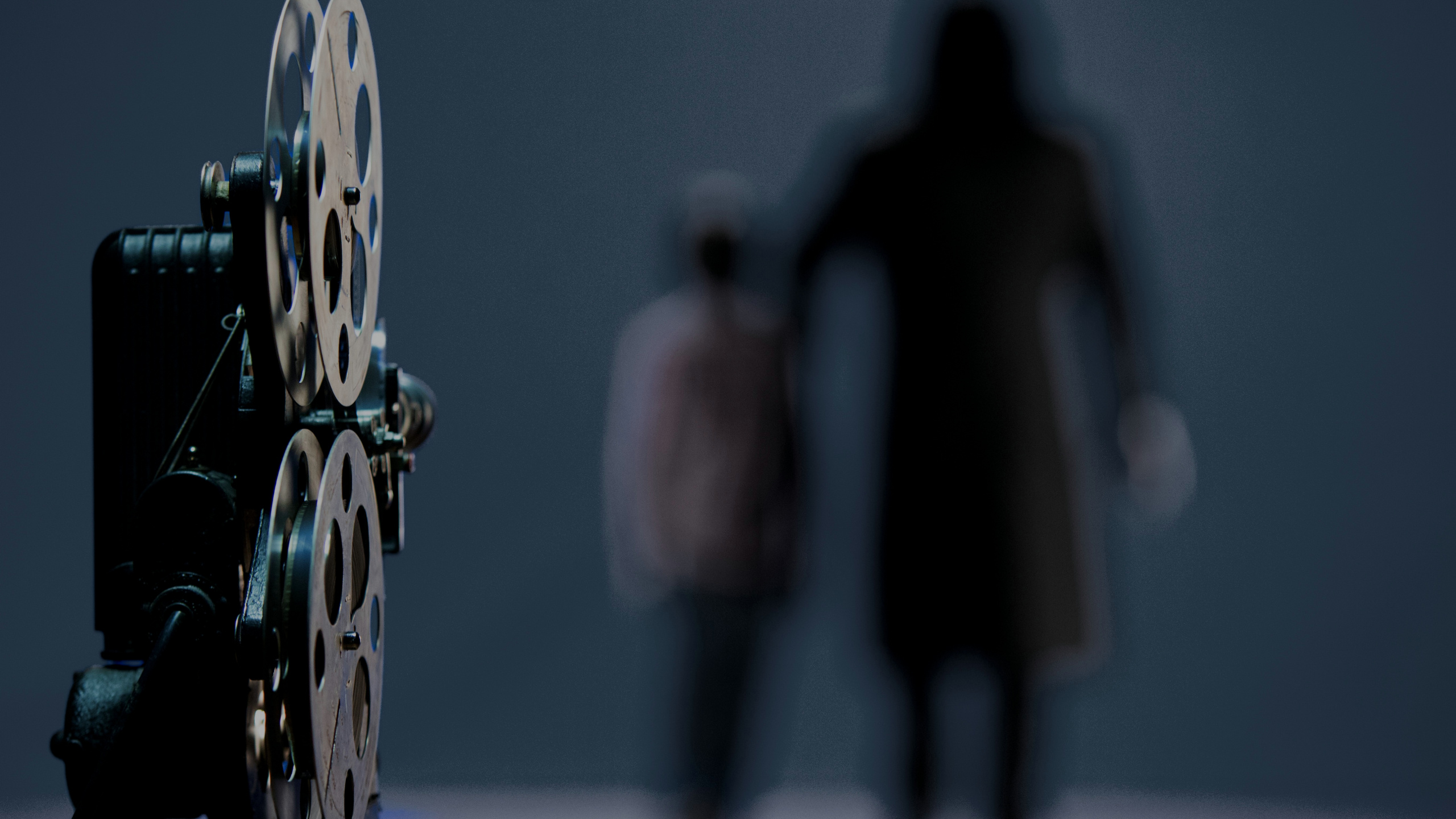 Обои Богул, синий, темнота, верхняя одежда, машина в разрешении 2560x1440