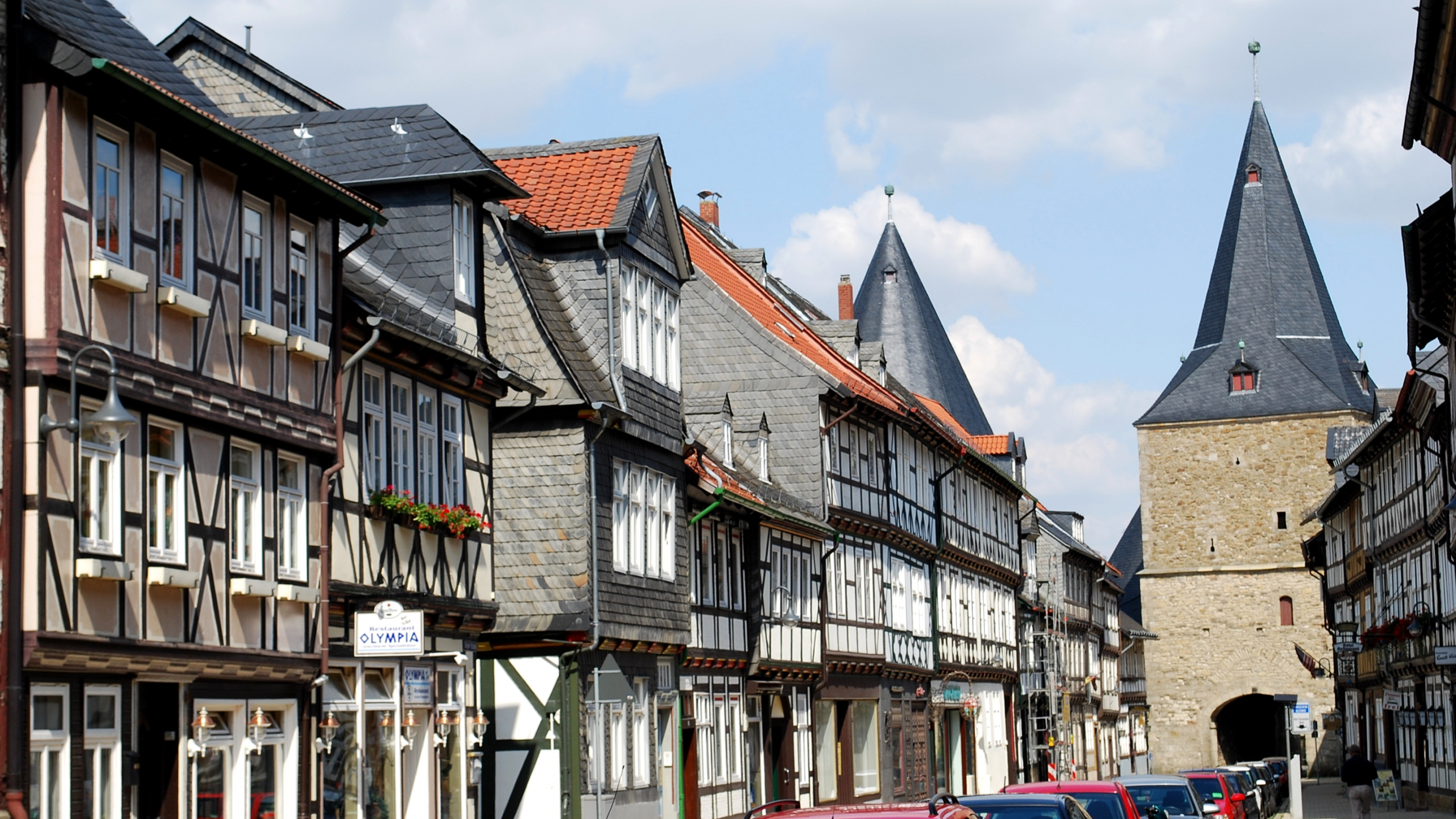 Обои здание, средневековая архитектура, Гослар, городок, соседство в разрешении 2560x1440
