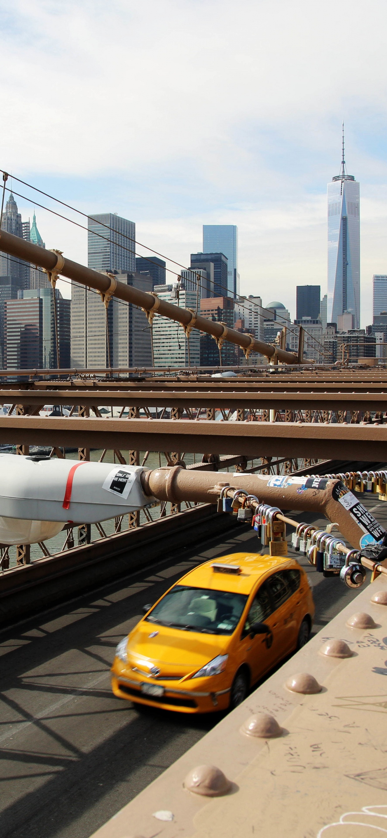 Обои Нью-Йорк, Бруклинский мост, небоскреб, городской район, транспорт в разрешении 1242x2688