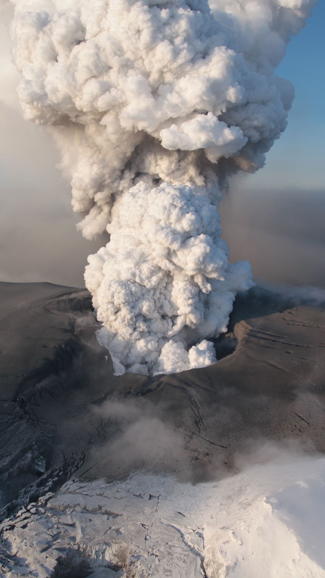 Обои 2010 извержения Eyjafjallajkull, вулкан, вулканический пепел, купол лавы, вулканического рельефа в разрешении 1080x1920
