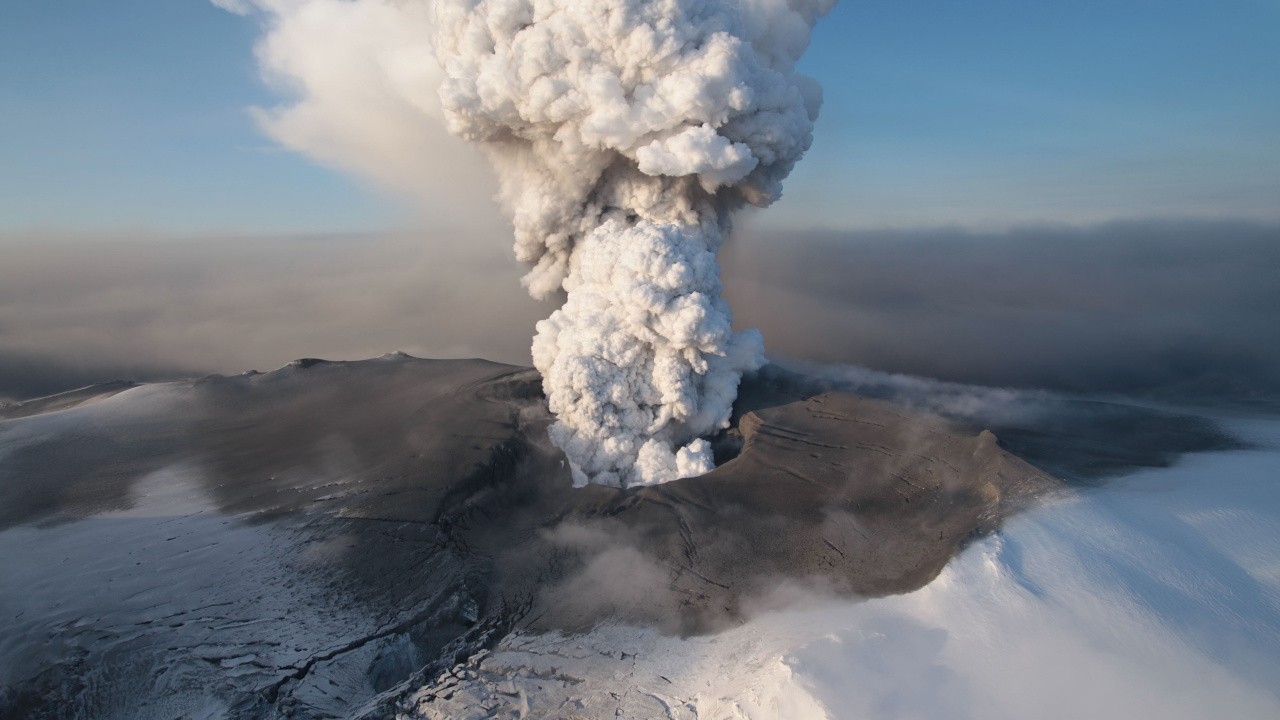 Обои 2010 извержения Eyjafjallajkull, вулкан, вулканический пепел, купол лавы, вулканического рельефа в разрешении 1280x720