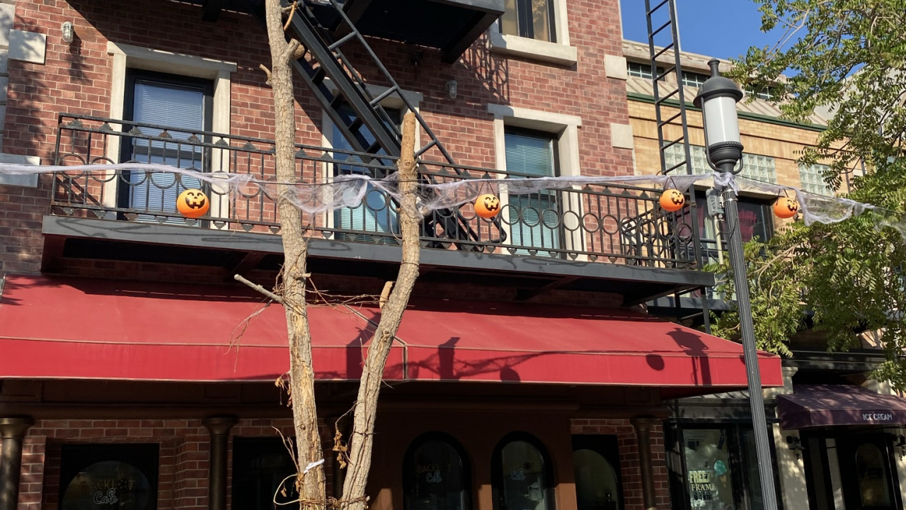 Обои фасад, здание, овощ, калебас, кирпич в разрешении 1280x720