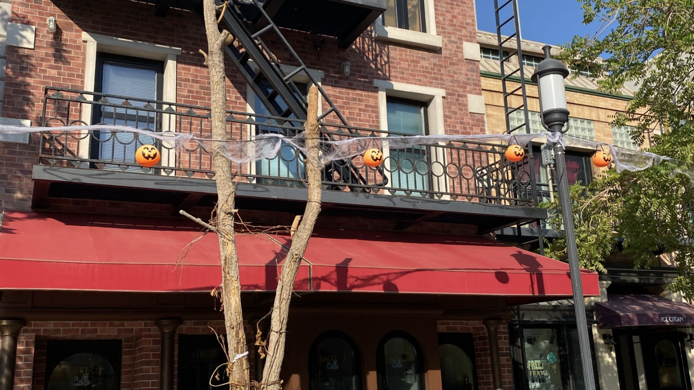 Обои фасад, здание, овощ, калебас, кирпич в разрешении 1366x768