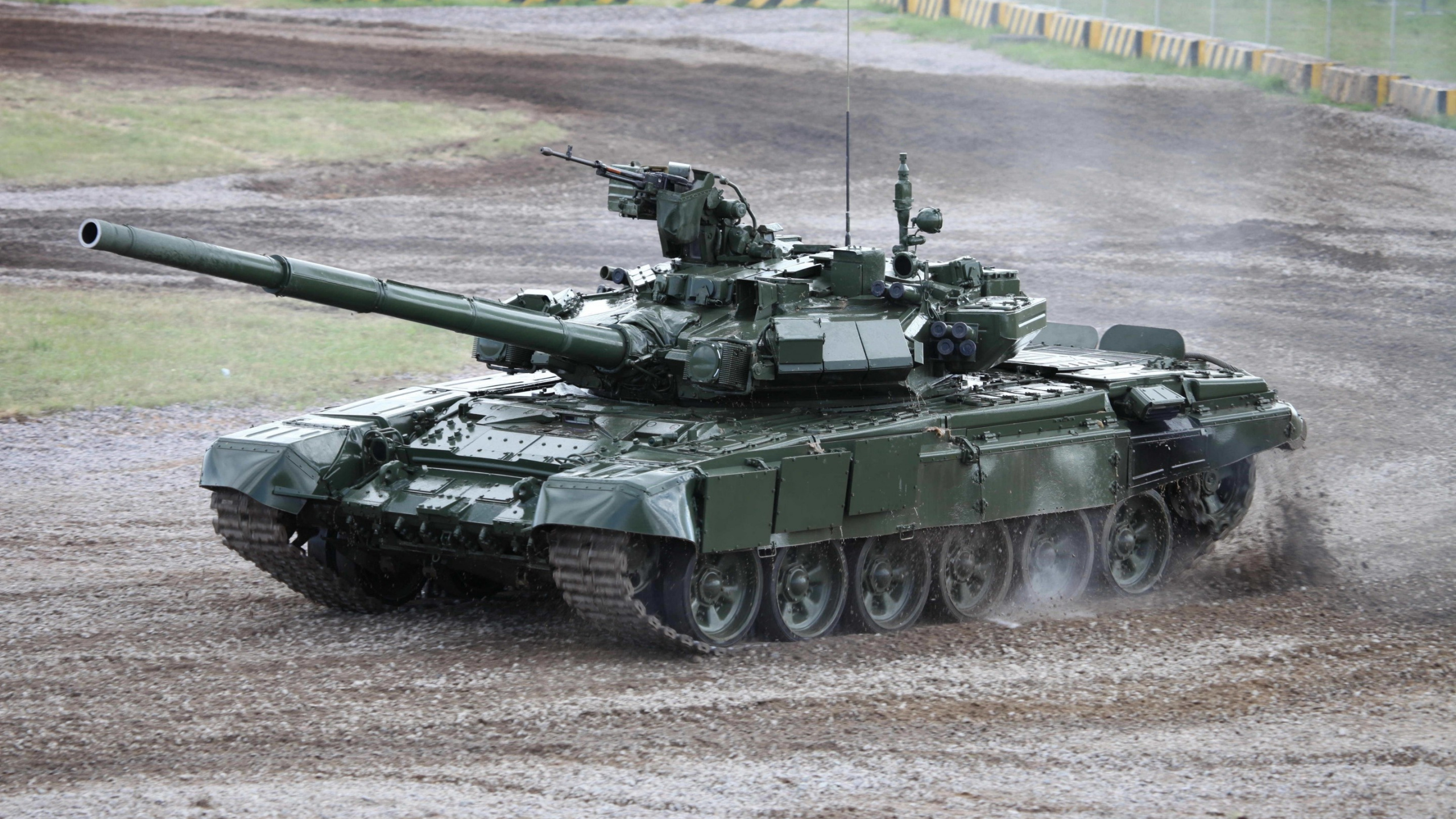 Обои бак, орудийная башня, военнослужащие, военная техника, армия в разрешении 2560x1440